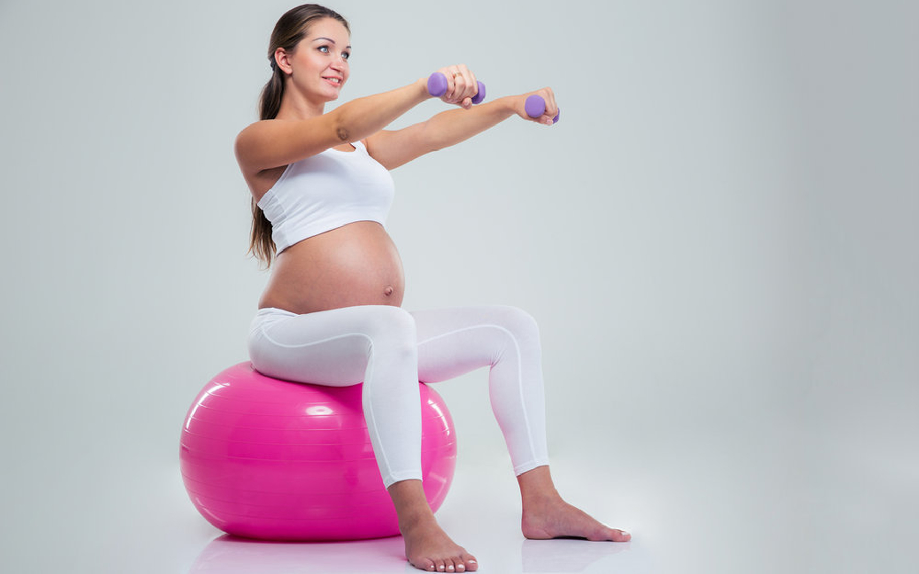 Заниматься спортом беременной. Фитнес для беременных. Занятия на мяче для беременных. Фитбол занятия для беременных. Физические упражнения для беременных.